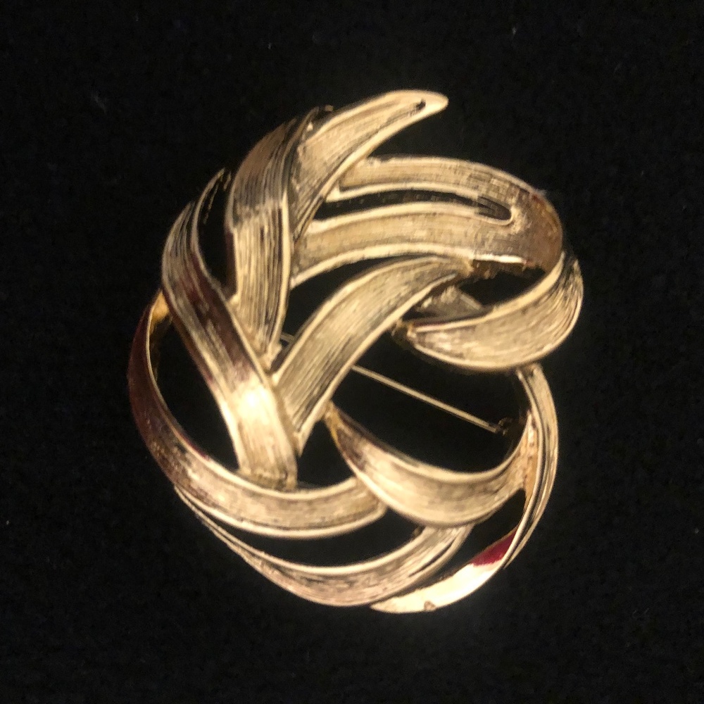 Monet Vintage Women's Gold Tone Jewelry Openwork Brooch Size OS